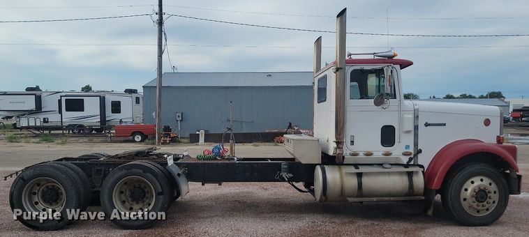 image for item LQ9044 1989 International 9300  semi truck