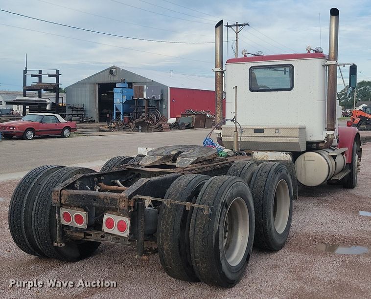 image for item LQ9044 1989 International 9300  semi truck