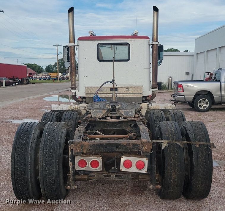 image for item LQ9044 1989 International 9300  semi truck