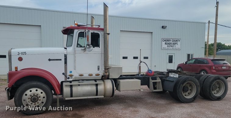 image for item LQ9044 1989 International 9300  semi truck