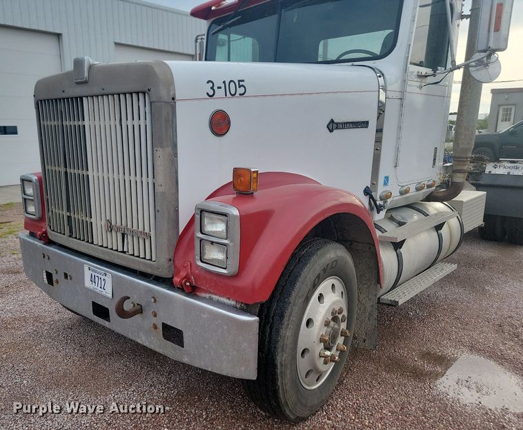 image for item LQ9044 1989 International 9300  semi truck