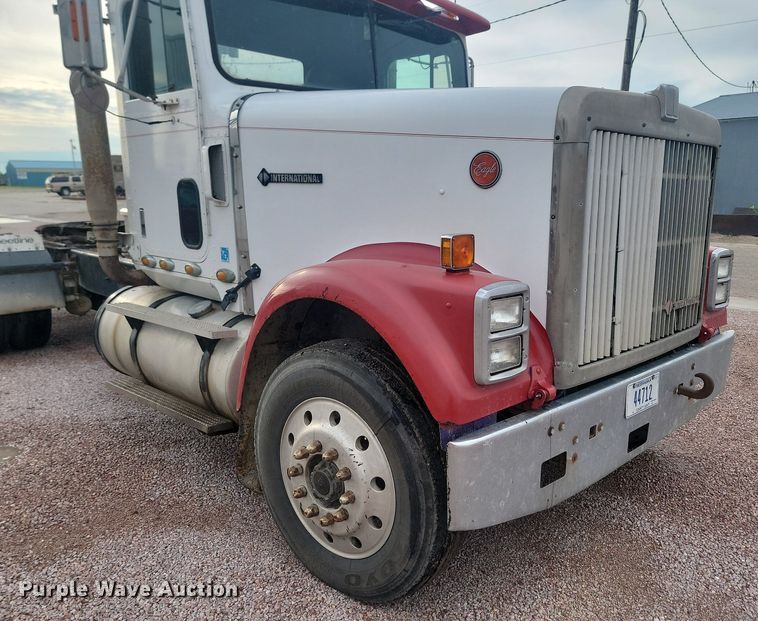 image for item LQ9044 1989 International 9300  semi truck