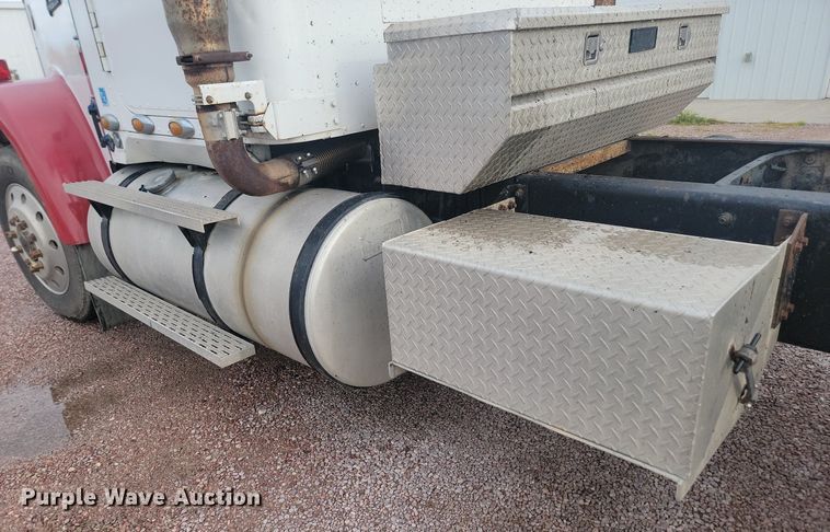 image for item LQ9044 1989 International 9300  semi truck