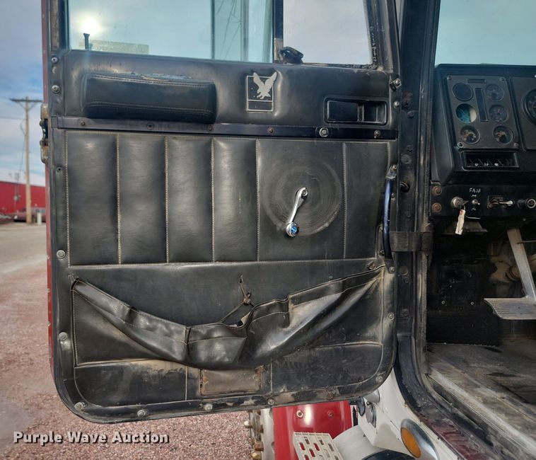 image for item LQ9044 1989 International 9300  semi truck