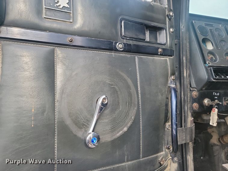 image for item LQ9044 1989 International 9300  semi truck