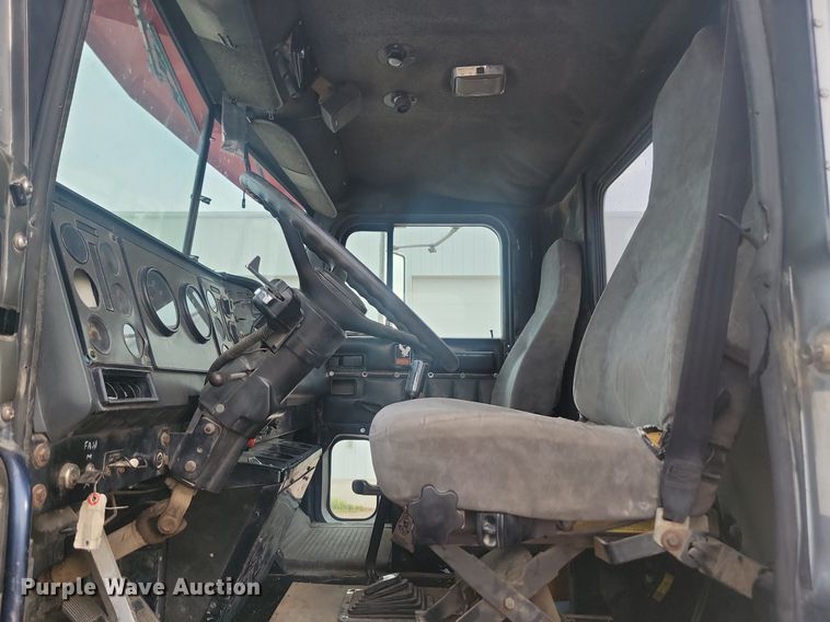 image for item LQ9044 1989 International 9300  semi truck