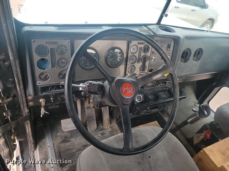 image for item LQ9044 1989 International 9300  semi truck