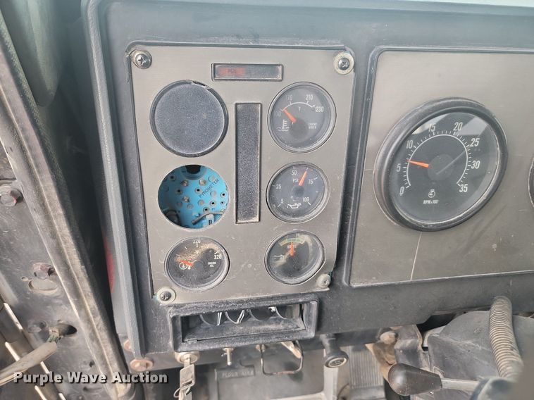 image for item LQ9044 1989 International 9300  semi truck