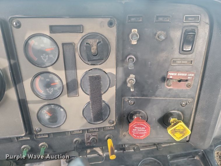 image for item LQ9044 1989 International 9300  semi truck