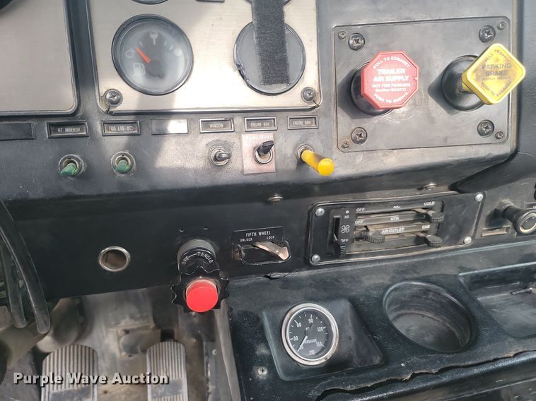 image for item LQ9044 1989 International 9300  semi truck