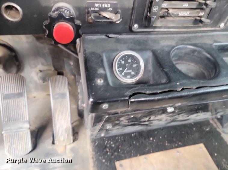 image for item LQ9044 1989 International 9300  semi truck