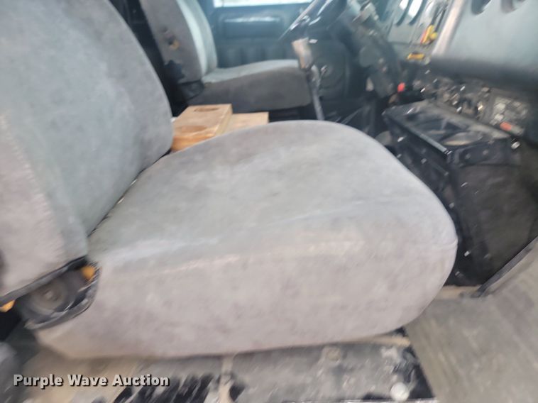 image for item LQ9044 1989 International 9300  semi truck