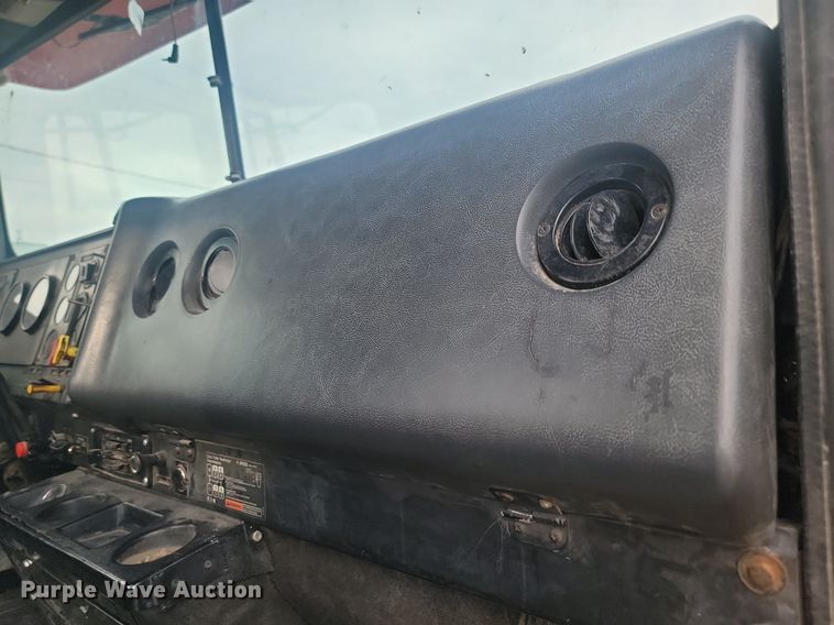 image for item LQ9044 1989 International 9300  semi truck