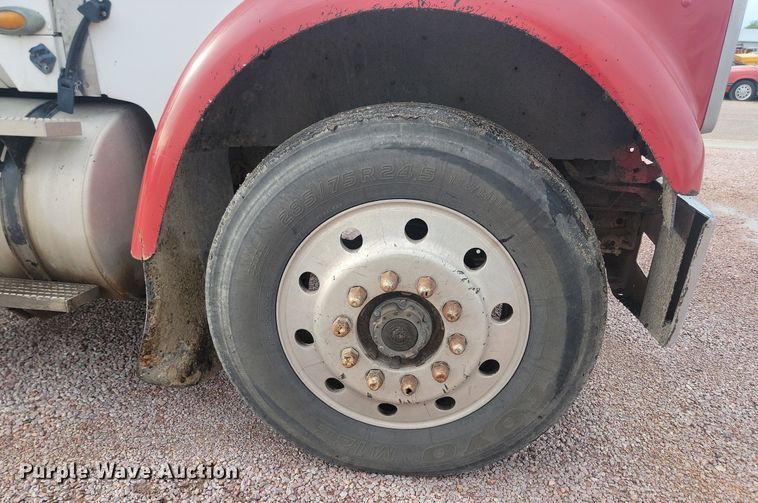 image for item LQ9044 1989 International 9300  semi truck