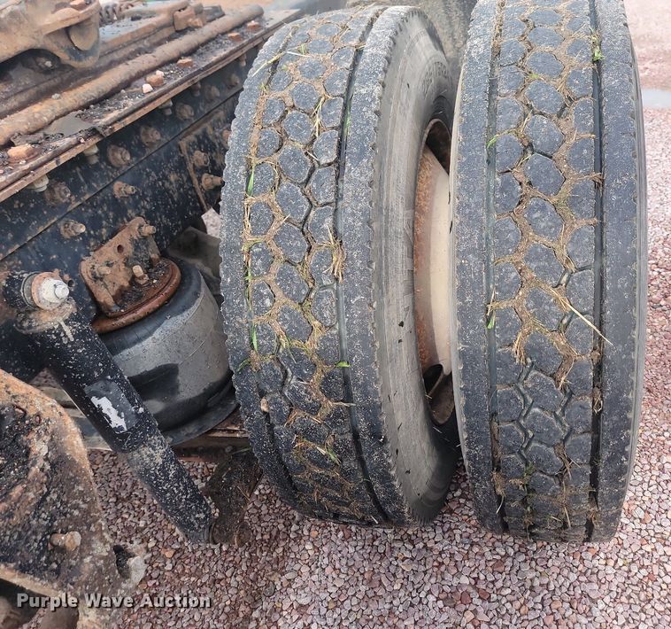 image for item LQ9044 1989 International 9300  semi truck