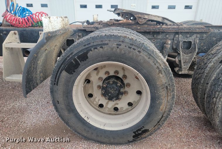 image for item LQ9044 1989 International 9300  semi truck