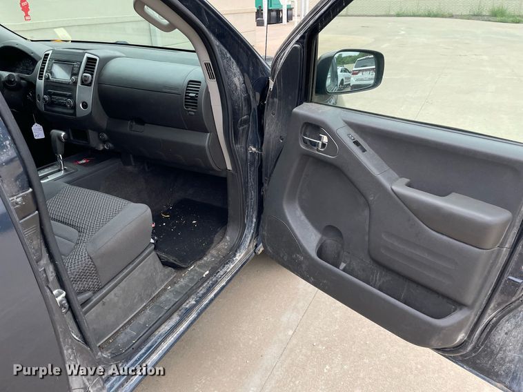 image for item LS9467 2018 Nissan Frontier SV  King Cab pickup truck