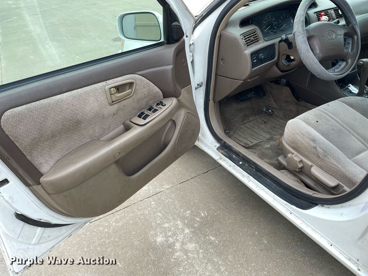 image for item LS9468 2000 Toyota Camry LE