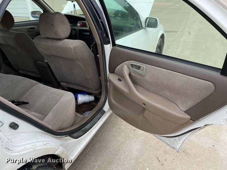 image for item LS9468 2000 Toyota Camry LE