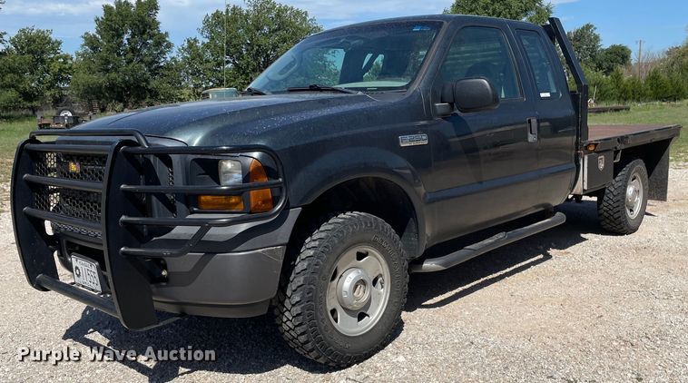 image for item LS9512 2006 Ford F250 Super Duty  SuperCab flatbed pickup truck