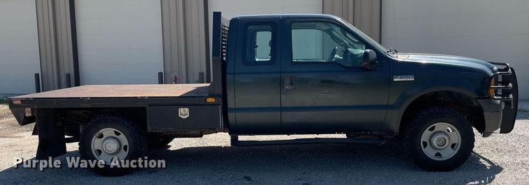 image for item LS9512 2006 Ford F250 Super Duty  SuperCab flatbed pickup truck