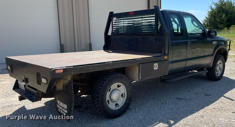 image for item LS9512 2006 Ford F250 Super Duty  SuperCab flatbed pickup truck