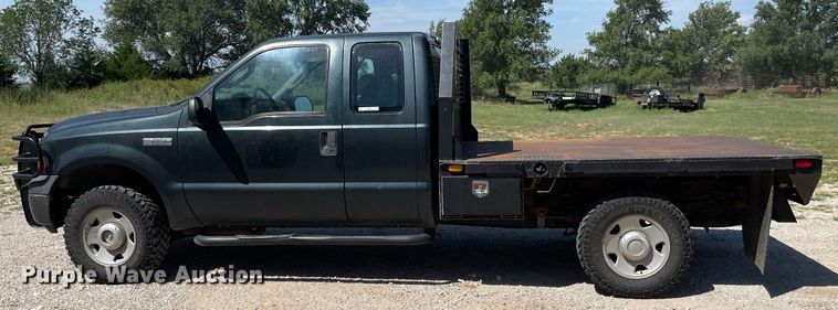 image for item LS9512 2006 Ford F250 Super Duty  SuperCab flatbed pickup truck