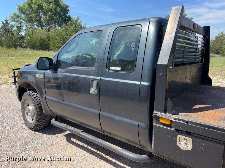 image for item LS9512 2006 Ford F250 Super Duty  SuperCab flatbed pickup truck