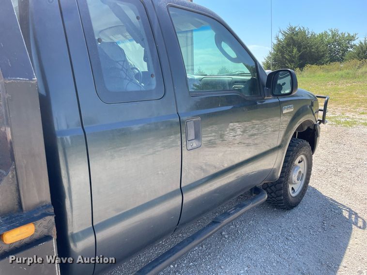 image for item LS9512 2006 Ford F250 Super Duty  SuperCab flatbed pickup truck