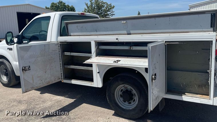 image for item LS9536 2001 Ford F350 Super Duty  utility bed pickup truck