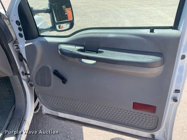 image for item LS9536 2001 Ford F350 Super Duty  utility bed pickup truck