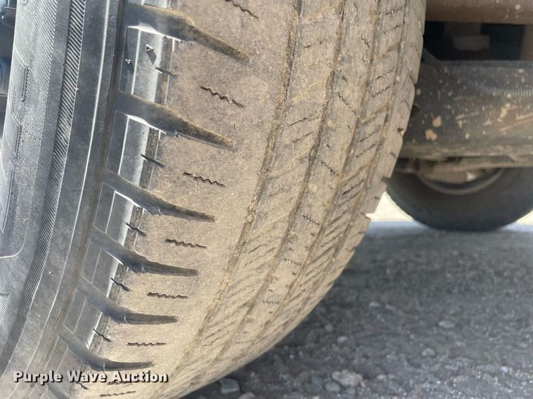 image for item LS9536 2001 Ford F350 Super Duty  utility bed pickup truck