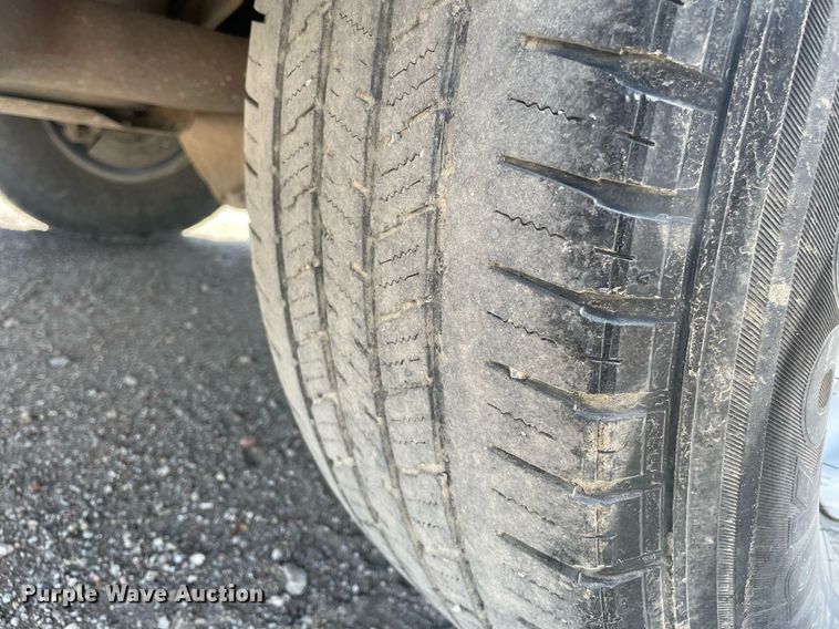 image for item LS9536 2001 Ford F350 Super Duty  utility bed pickup truck