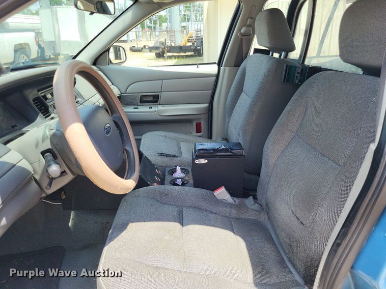 image for item LS9594 2005 Ford Crown Victoria Police Interceptor