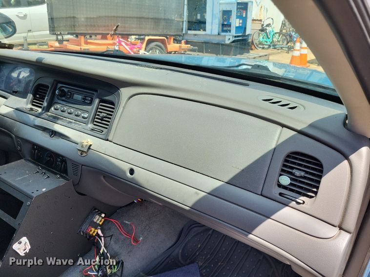 image for item LS9594 2005 Ford Crown Victoria Police Interceptor