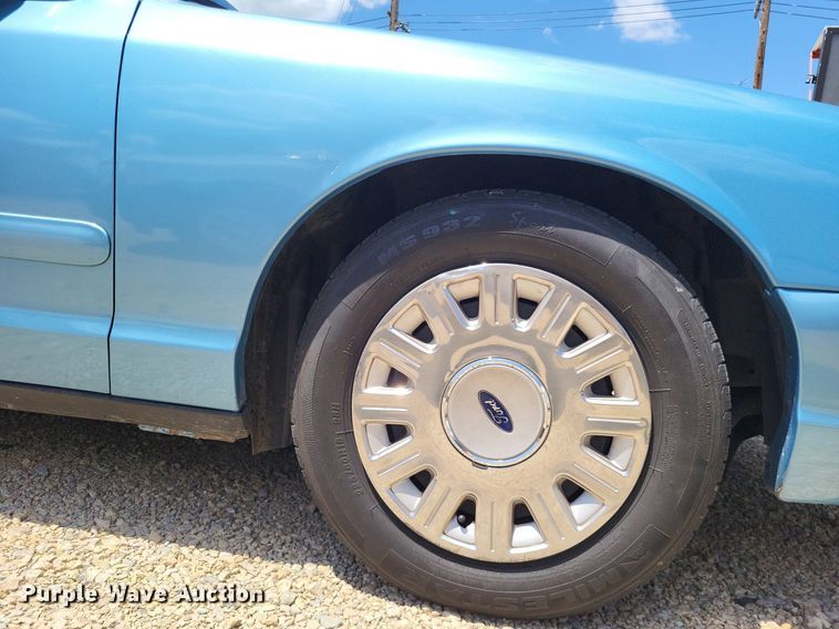 image for item LS9594 2005 Ford Crown Victoria Police Interceptor