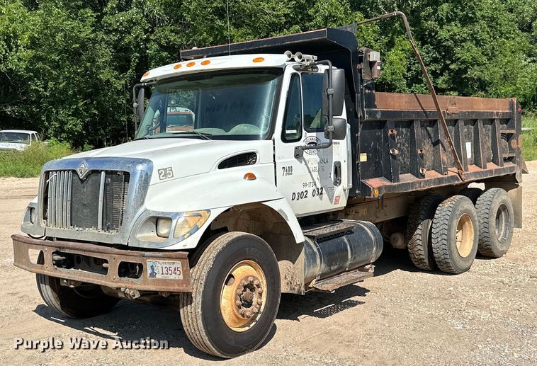 image for item MB9728 2003 International 7400  dump truck
