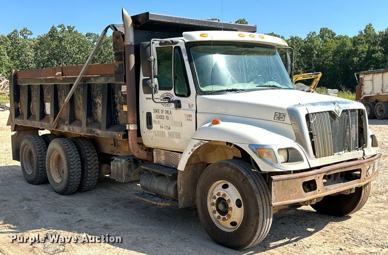 image for item MB9728 2003 International 7400  dump truck