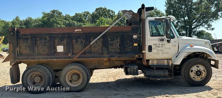 image for item MB9728 2003 International 7400  dump truck