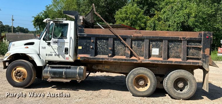 image for item MB9728 2003 International 7400  dump truck