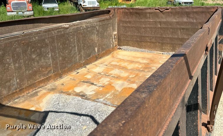 image for item MB9728 2003 International 7400  dump truck