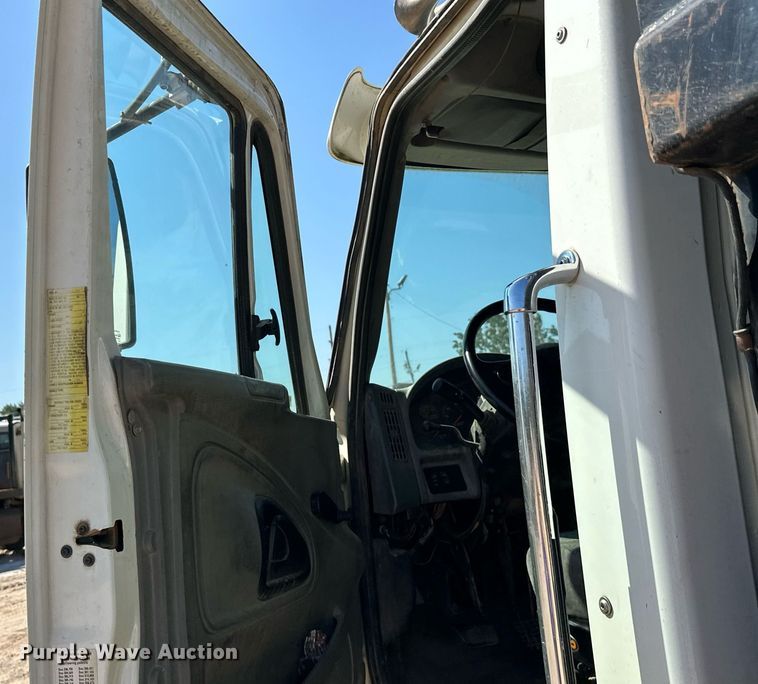 image for item MB9728 2003 International 7400  dump truck