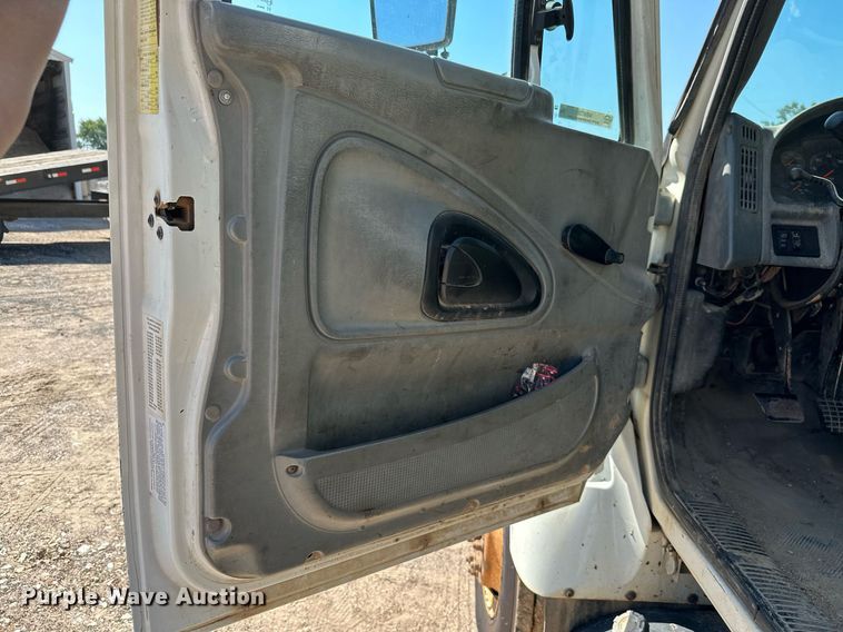 image for item MB9728 2003 International 7400  dump truck