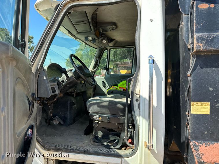 image for item MB9728 2003 International 7400  dump truck