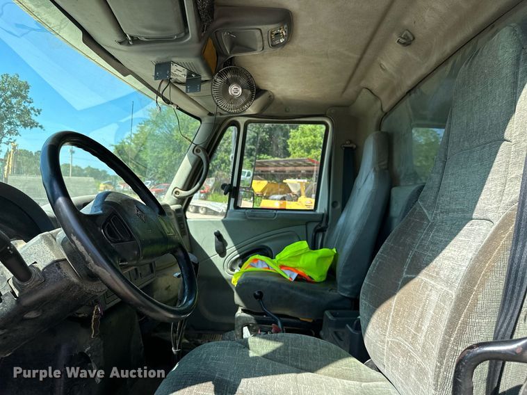 image for item MB9728 2003 International 7400  dump truck