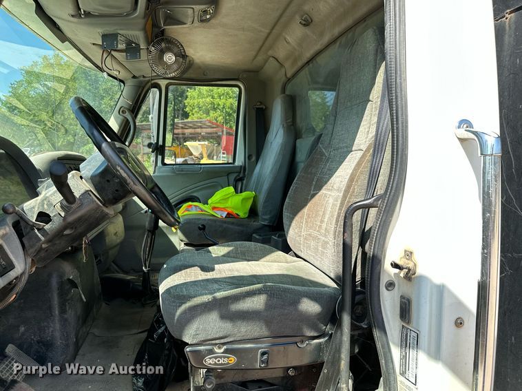 image for item MB9728 2003 International 7400  dump truck