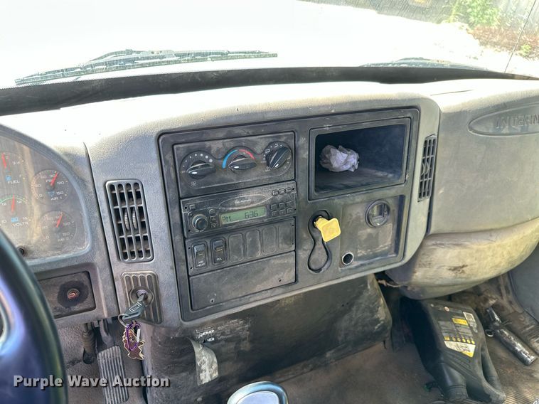 image for item MB9728 2003 International 7400  dump truck