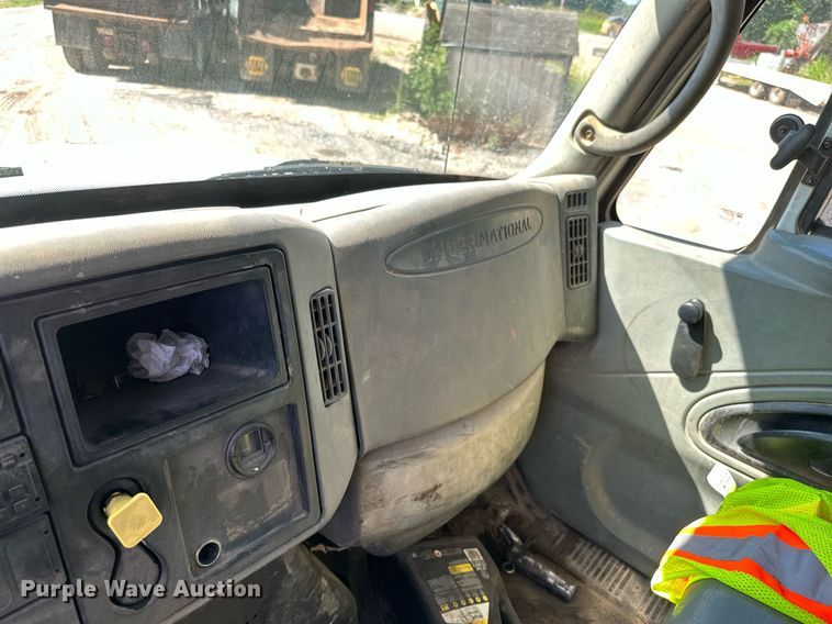 image for item MB9728 2003 International 7400  dump truck