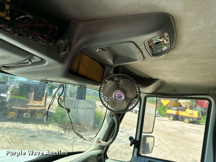 image for item MB9728 2003 International 7400  dump truck