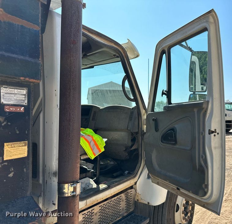 image for item MB9728 2003 International 7400  dump truck